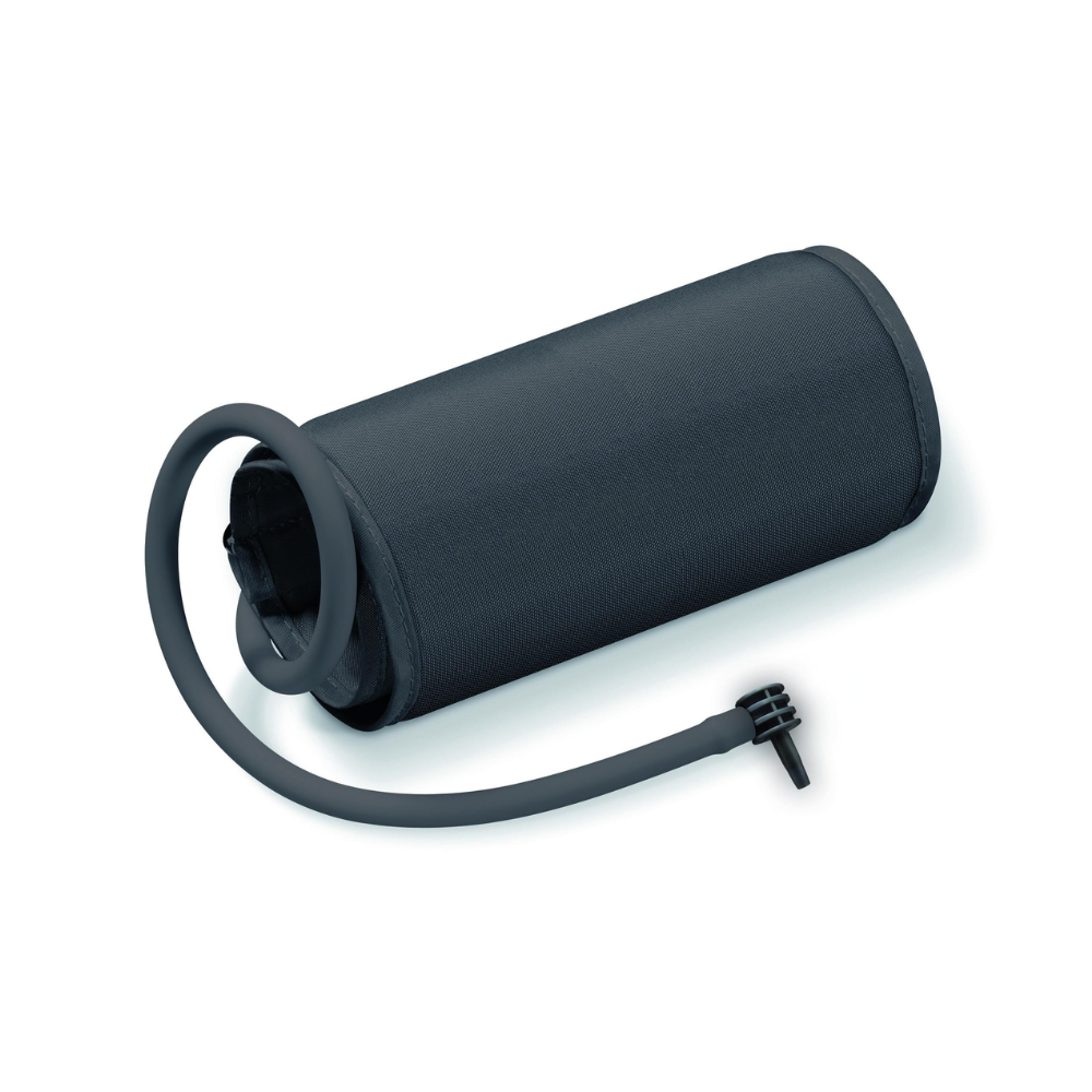 Beurer XL-mankiet do ciśnieniomierza BM 26, BM 40 firmy Beurer GmbH to czarny cylindryczny mankiet na ramię z dołączonym gumowym wężem i złączem wtykowym. Wąż jest luźno owinięty wokół mankietu, co nadaje całemu urządzeniu elegancki, profesjonalny wygląd. Ten produkt jest zazwyczaj używany z ciśnieniomierzem BM 26.