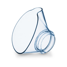 Ein transparenter Kunststoffbehälter aus dem Auslaufartikel: Beurer Yearpack für den Inhalator SI 40 (1 Stück) der Beurer GmbH, mit offenem kreisrunden Ende und abgeschrägter Oberseite, ist vor weißem Hintergrund fotografiert.