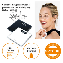 Zdjęcie reklamowe przedstawia uśmiechniętą kobietę i dwie cyfrowe wagi łazienkowe (jedną czarną i jedną białą), które pokazują „6,24”. Tekst w języku niemieckim reklamuje wagę łazienkową Beurer GS 400 SignatureLine firmy Beurer GmbH z dużą powierzchnią z hartowanego szkła i znakiem „Special”, który podkreśla jej nowoczesny design.