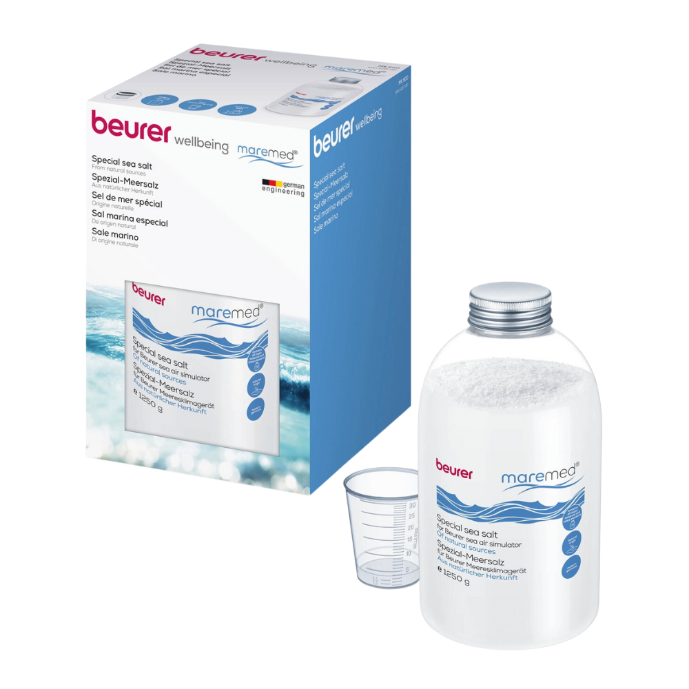 Zdjęcie produktu przedstawia przezroczysty plastikowy pojemnik wypełniony Beurer maremed® MK specjalną solą morską wraz z miarką | Opakowanie (1 sztuka) i oznaczone „Beurer GmbH”. Obok opakowanie pokazuje tę samą markę i opis w kilku językach. Obok pojemnika znajduje się również miarka.