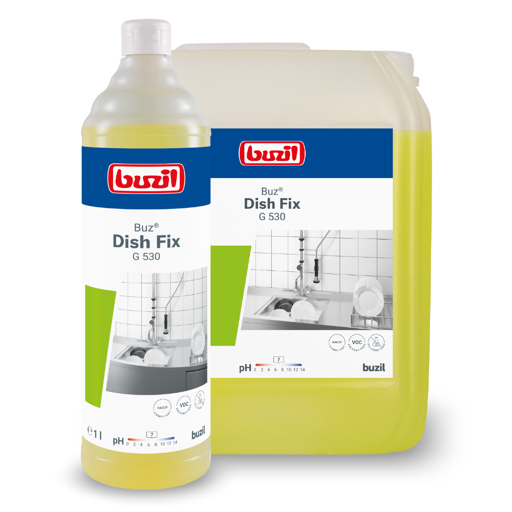 Ausgestellt sind eine Flasche und ein großer Behälter Buzil Buz® Dish Fix G 530 Handgeschirrspülmittel und Neutralreiniger von BUZIL-WERK Wagner GmbH & Co. KG. Auf den Etiketten ist ein mit Geschirr gefülltes Spülbecken abgebildet. Dieser Neutralreiniger ist speziell für Reinigungszwecke konzipiert und bietet eine außergewöhnliche Fettlösekraft, um hartnäckiges Fett effektiv zu entfernen.
