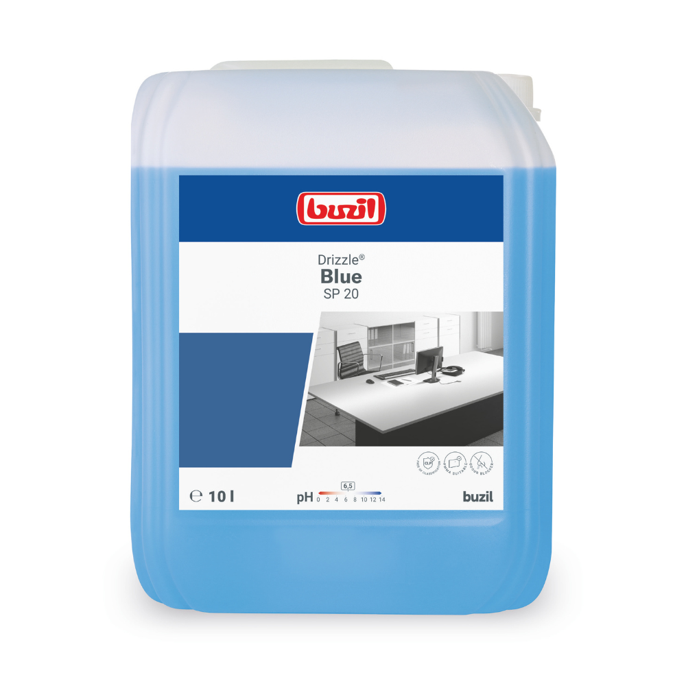 Ein 10-Liter-Behälter des Oberflächenreinigers Buzil Drizzle® Blue SP 20 der BUZIL-WERK Wagner GmbH & Co. KG in blauer Farbe weist einen pH-Wert von 8,5 auf. Das Etikett zeigt das Markenlogo und den Produktnamen sowie das Bild eines sauberen Büroschreibtischs, um die hervorragende Materialverträglichkeit hervorzuheben.