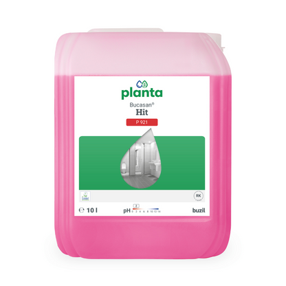 Ein rosa 10-Liter-Behälter mit Buzil Planta Bucasan® Hit P 921, einem ökologischen Sanitärunterhaltsreiniger, trägt ein grün-weißes Etikett mit einem Wassertropfen und einem Badezimmerbild. Die pH-1-Formel sorgt für streifenfreien Glanz. Unten rechts ist der Markenname BUZIL-WERK Wagner GmbH & Co. KG abgebildet.