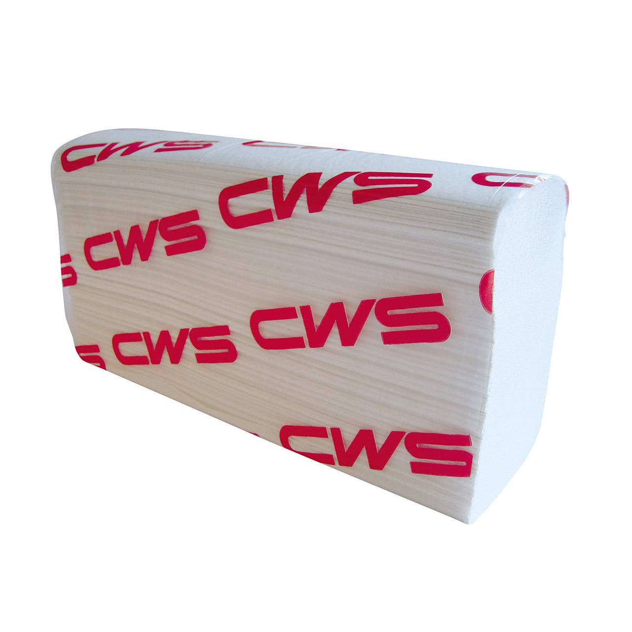 Ein Stapel weißer CWS Faltpapier Zick-Zack Recycling-Papiertücher, 2-lagig, mit roter Aufschrift "CWS" auf jedem Blatt - ideal zum hygienischen Händetrocknen. Erhältlich als Karton (25 Packungen), Marke: CWS.