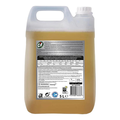 5-litrowy pojemnik Cif Professional do czyszczenia podłóg drewnianych od Diversey Deutschland GmbH & Co. OHG posiada uchwyt i zakrętkę, co czyni go idealnym do profesjonalnego czyszczenia. Etykieta zawiera informacje o produkcie, instrukcje i symbole bezpieczeństwa. Jasnobursztynowy płyn wewnątrz jest idealny do utrzymania połysku podłóg laminowanych.