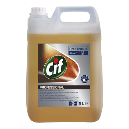 5-litrowy pojemnik Cif Professional do czyszczenia podłóg drewnianych od Diversey Deutschland GmbH & Co. OHG, specjalnie zaprojektowany do podłóg drewnianych i laminowanych. Półprzezroczyste opakowanie z białym uchwytem i zamknięciem przedstawia wzór powierzchni drewnianej oraz logo Cif, podkreślając w ten sposób zastosowanie w profesjonalnym czyszczeniu jako część serii Pro Formula.