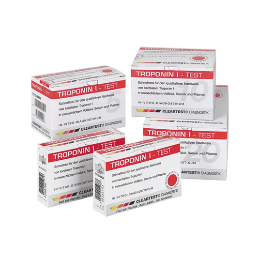 Pięć opakowań testu Cleartest® Troponin I do badania krwi pełnej w kierunku zawału serca, produkowanego przez firmę Servoprax GmbH, jest ułożonych obok siebie. Opakowanie jest w większości białe z czerwonymi akcentami i zawiera informacje dotyczące diagnostyki in vitro oraz marki Cleartest, która specjalizuje się w diagnostyce ostrego zespołu wieńcowego i zawału serca.