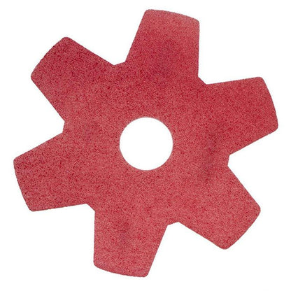 Twister Hybrid Pad firmy Diversey Deutschland GmbH & Co. OHG, zaprojektowane do renowacji kamiennych podłóg, to czerwone, sześciokątne pad wykonane z trwałych materiałów z centralnym otworem, przedstawione na białym tle.