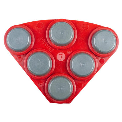 Czerwone, trójkątne narzędzie z tworzywa sztucznego firmy Diversey Deutschland GmbH & Co. OHG jest wyposażone w sześć srebrnych metalowych dysków, napis "Twister Hybrid Tool" oraz tłoczenie "7", co pokazuje jego ergonomiczny design.