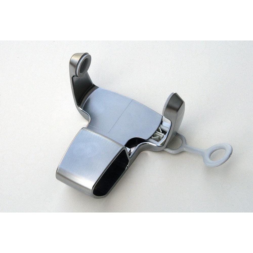 Zbliżenie na uchwyt ścienny SC Sensations w chromowanym wykończeniu od Diversey Deutschland GmbH & Co. OHG, metalowy uchwyt z zawiasami i plastikowym uchwytem, przedstawiony na prostym białym tle; odpowiedni do wszystkich nowych instalacji.