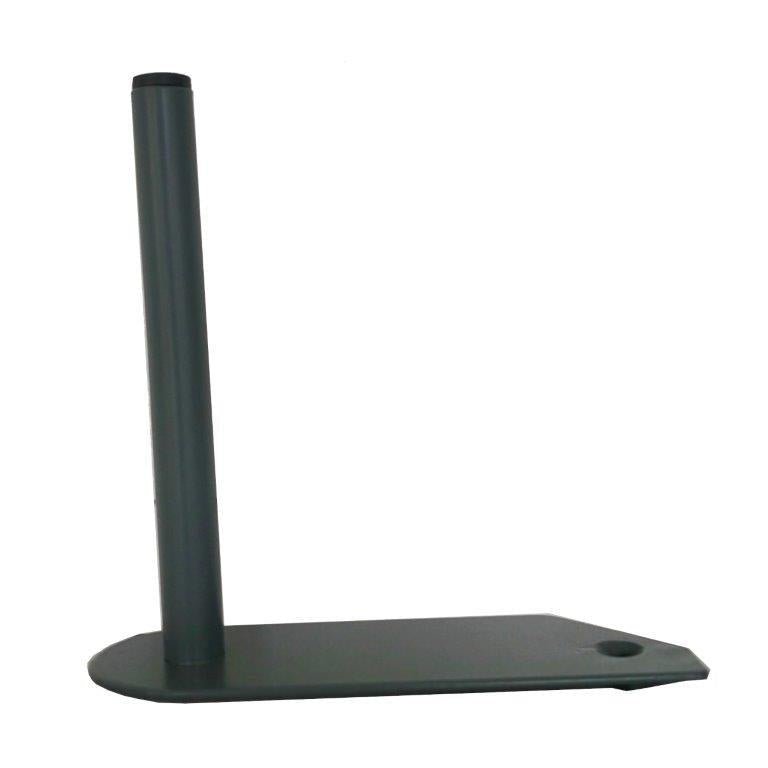 Uchwyt na rolki Diversey Protect Trolley od Diversey Deutschland GmbH & Co. OHG to czarny metalowy stojak do przechowywania rolek ściereczek. Składa się z pionowego cylindrycznego pręta na płaskiej prostokątnej podstawie z okrągłym wgłębieniem w jednym rogu.