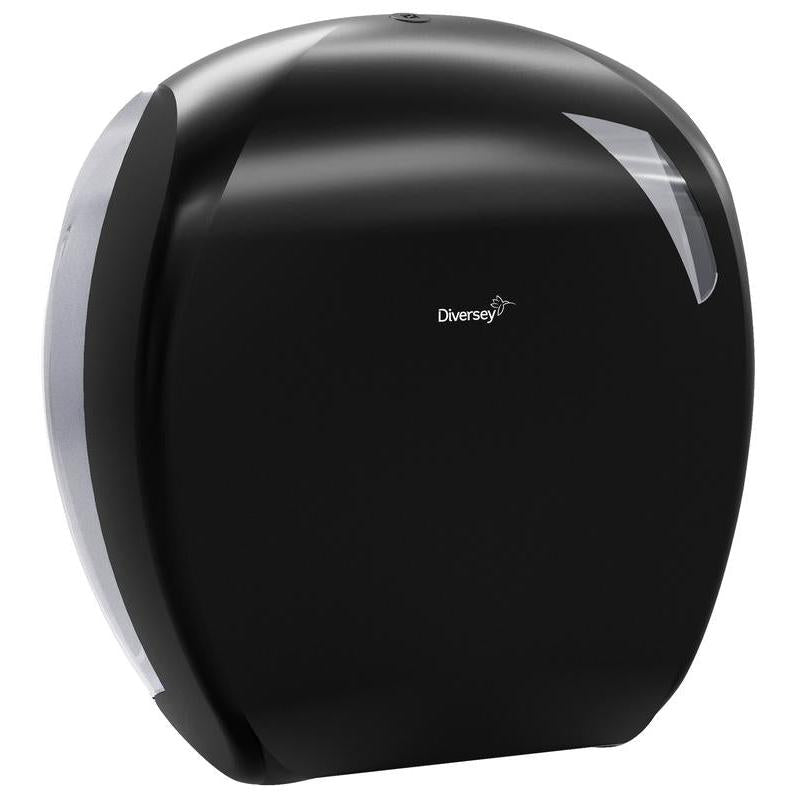 Uchwyt na jumbo rolki papieru toaletowego Maxi od Diversey Deutschland GmbH & Co. OHG to czarny dozownik z przezroczystą prawą stroną i logo pośrodku - idealny do komercyjnych obszarów sanitarnych. Przedstawiony na białym tle.