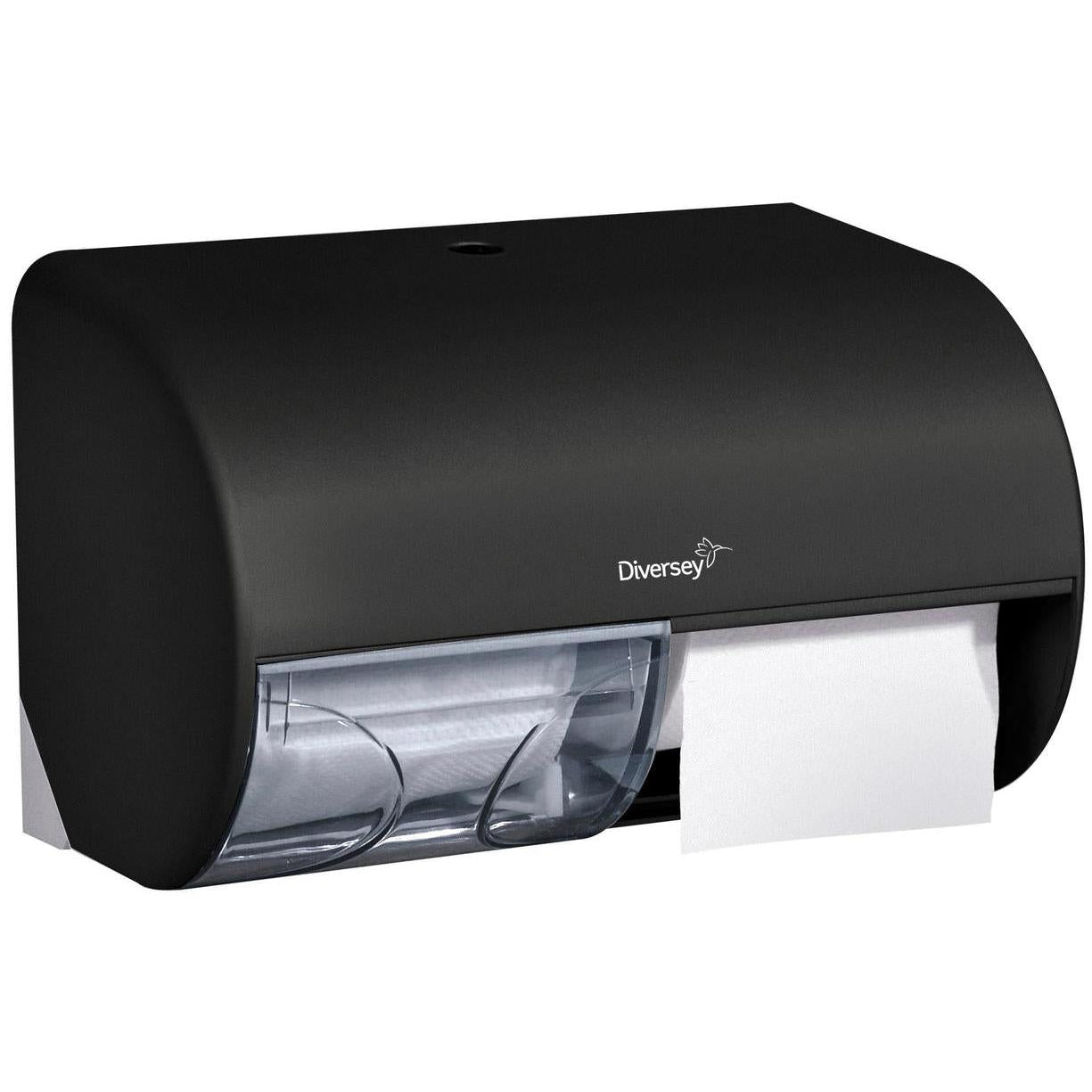 Der "Horizontaler Doppeltoilettenpapierrollenhalter" von Diversey Deutschland GmbH & Co. OHG ist ein schwarzer Wandhalter mit einem transparenten Unterteil, das zwei Toilettenpapierrollen und den Markennamen auf der Vorderseite zeigt, wobei das Papier im Ausgabeschlitz sichtbar ist.