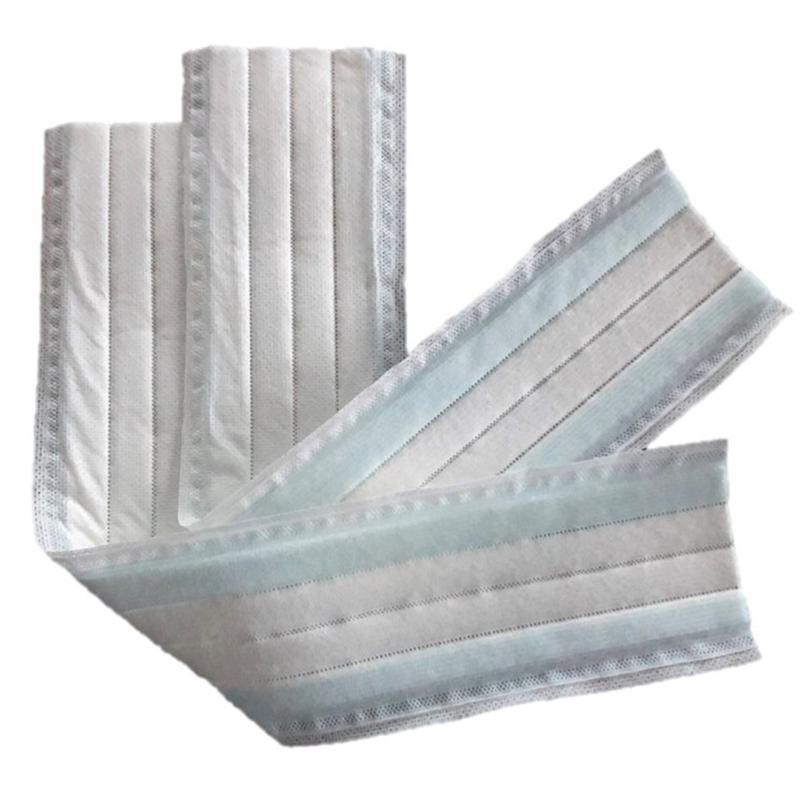 Trzy TASKISUM Glide 40 cm jednorazowe mopy z mikrofibry firmy Diversey, każdy z ulepszoną ślizgowością i zasięgiem ~24m², są zaprojektowane i lekko nachodzą na siebie - w celu demonstracji ich układu do profesjonalnego czyszczenia. Opakowanie zawiera 25 sztuk.