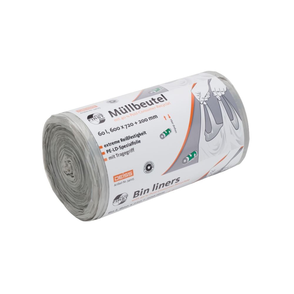 Rolka DEISS First Plus Pcr worki na śmieci 60 litrów, 34045 z uchwytem od EMIL DEISS KG (GmbH + Co.) podkreśla w niemieckim piśmie wymiary i neutralny dla klimatu charakter. Etykieta z symbolem kosza na śmieci zawiera tekst w języku angielskim i niemieckim. Te częściowo rozwinięte worki na śmieci zawierają 40% udziału PCR i są przeznaczone dla ekologicznie świadomych użytkowników.