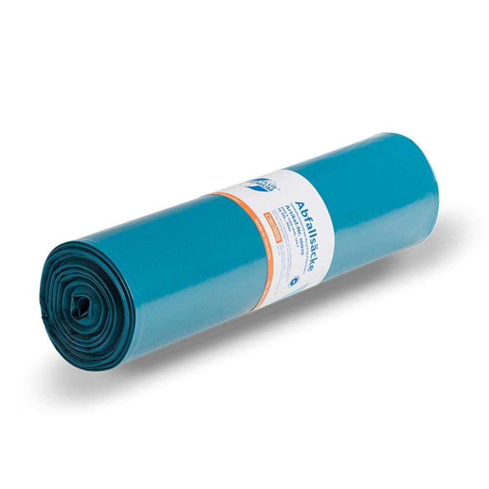 Rolka DEISS Premium Plus® Typ-100 worków na śmieci 10010 w kolorze niebieskim z klimatycznie zneutralizowanego materiału pochodzącego z recyklingu jest oznaczona biało-pomarańczową etykietą. 120-litrowe worki EMIL DEISS KG (GmbH + Co.) leżą poziomo na białym tle i oferują zarówno trwałość, jak i przyjazność dla środowiska.