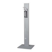 Dr. Schumacher Desipoint | Sztuka (1 sztuka) firmy Dr. Schumacher GmbH to wysoki, prostokątny dozownik do dezynfekcji rąk z metalicznym wykończeniem na płaskiej, kwadratowej podstawie, idealny do higienicznych środków dezynfekujących i czyszczenia powierzchni na prostym białym tle.