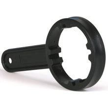 Klucz do kanistrów Dr. Schumacher (1 sztuka) firmy Dr. Schumacher GmbH to czarne narzędzie z tworzywa sztucznego z naciętym, okrągłym końcem i płaskim uchwytem, idealne do odkręcania okrągłych mocowań, takich jak obudowy filtrów wody. Przedstawiony na białym tle.