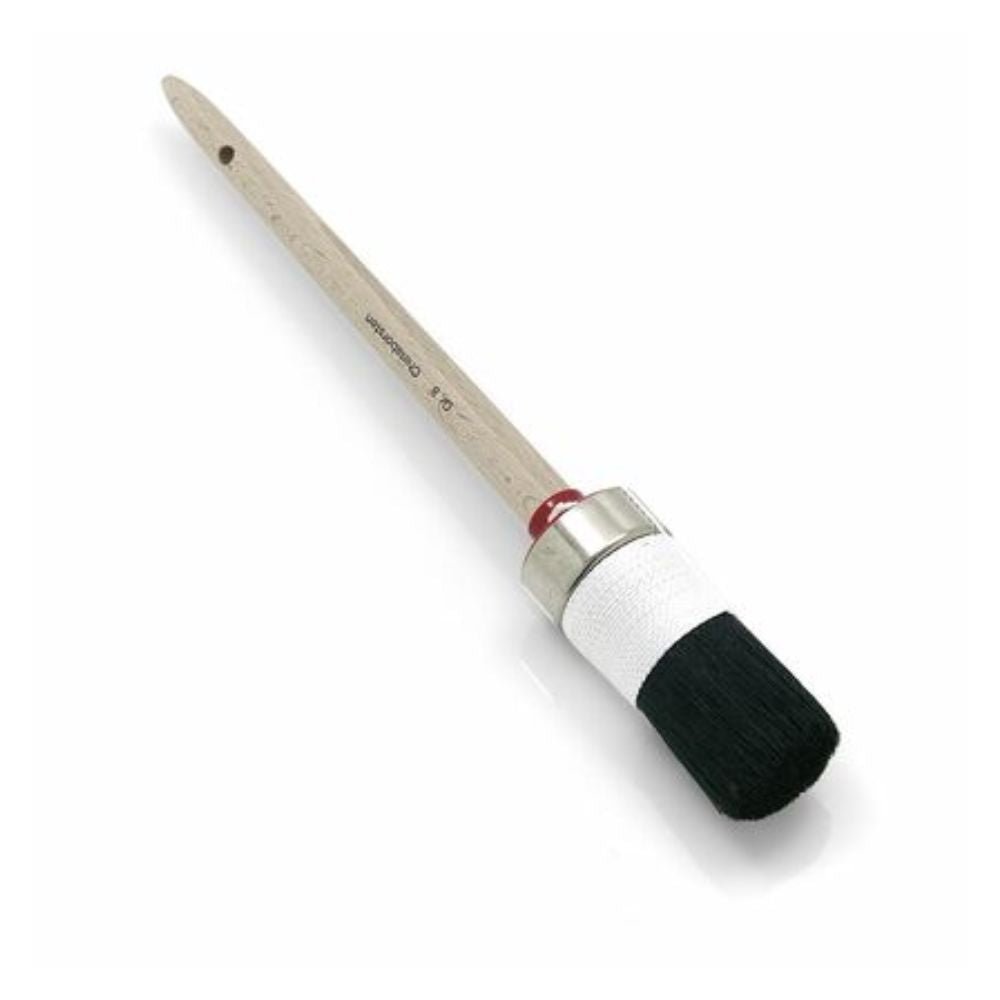 Pędzel malarski Nölle Profi Brush z okrągłą szczeciną posiada drewnianą rączkę z otworem do zawieszania, naturalne włosie oraz częściowo owiniętą białą taśmą metalową skuwkę, oferując tym samym jakość profesjonalną.