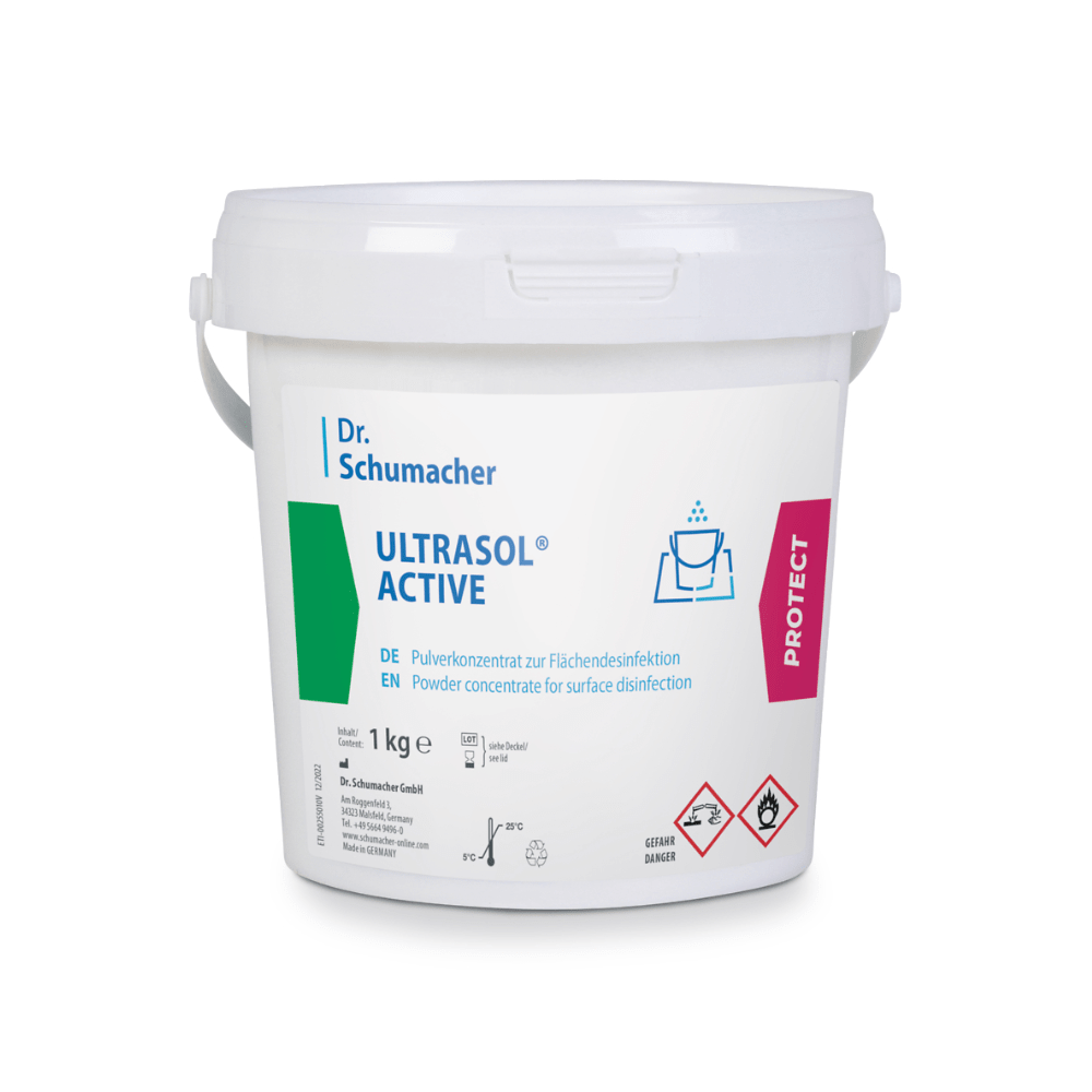 Biały plastikowy pojemnik z napisem „Dr. Schumacher Ultrasol® Active Dezynfekcja powierzchni” firmy Dr. Schumacher GmbH, zawierający 1 kg koncentratu w proszku do dezynfekcji powierzchni. Etykieta zawiera instrukcję obsługi w języku niemieckim i angielskim, symbole ostrzegawcze oraz po prawej stronie symbol „Protect”.