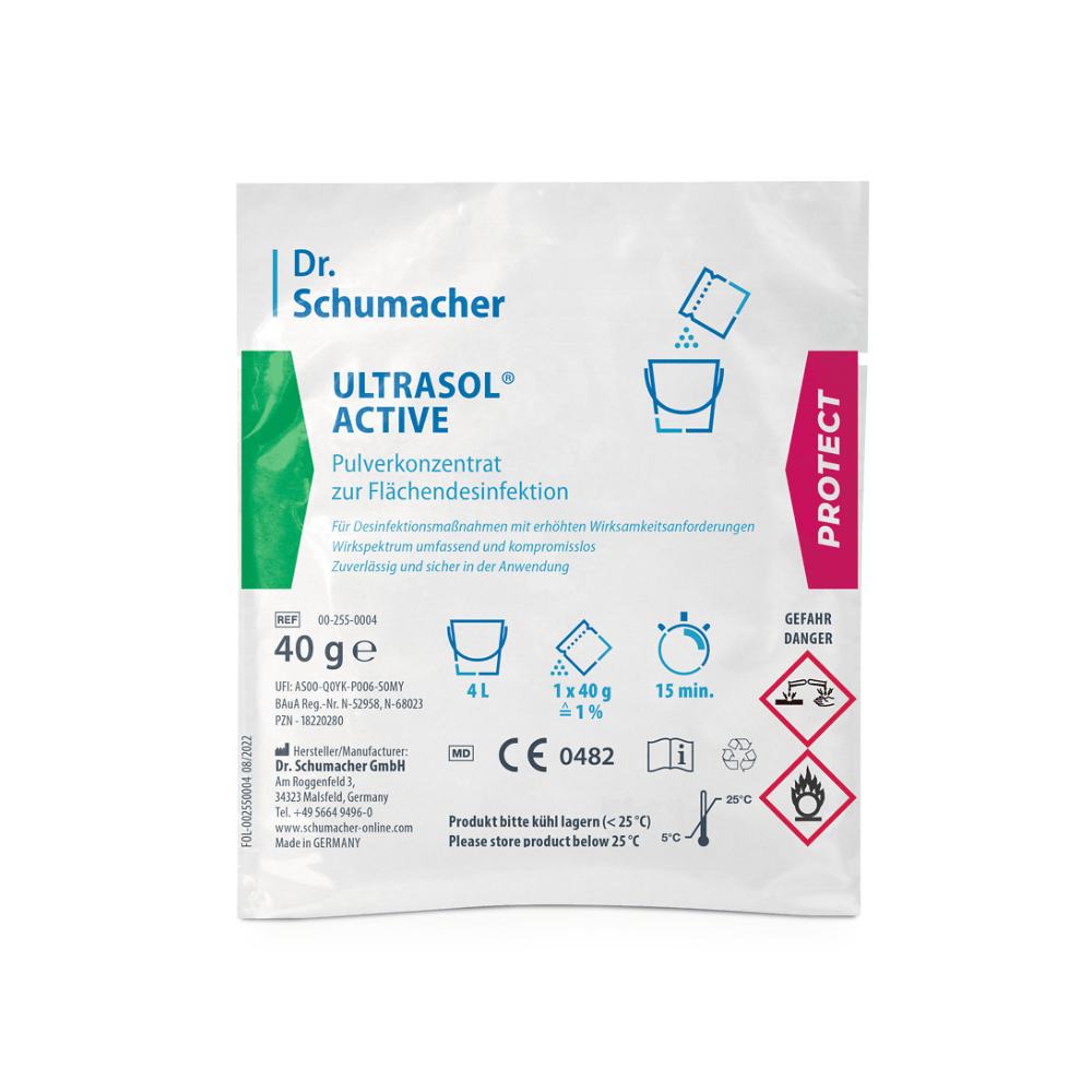 Opakowanie Dr. Schumacher Ultrasol® Active Dezynfekcja powierzchni firmy Dr. Schumacher GmbH zawiera koncentrat w proszku do dezynfekcji powierzchni. Białe opakowanie z zielonymi i różowymi akcentami zawiera tekst i symbole wskazujące, że zawiera 40 gramów koncentratu w proszku do dezynfekcji powierzchni i powinno być przechowywane w temperaturze poniżej 25 °C. Na opakowaniu znajdują się również symbole zagrożenia.