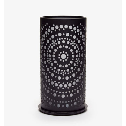 Eine schwarze zylindrische Vase mit kreisförmigen Perforationen in konzentrischen Kreisen, die ein symmetrisches Design erzeugen, das an modernes Design erinnert, ähnlich dem Duni Kerzenhalter Billy Metall von Duni GmbH, steht vor einem schlichten weißen Hintergrund.