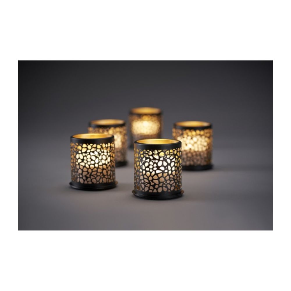 Acht farbenfrohe Duni GmbH Multicolour LED Mini Kerzen leuchten durch gitterförmige Kerzenhalter und werfen zauberhafte Schatten auf eine schlichte Oberfläche für kreative Beleuchtung in einem schummrigen Ambiente.