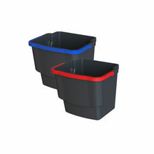 Dwa czarne plastikowe wiadra Arcora Ecoblack o pojemności 20 litrów od Arcora International GmbH, jedno z niebieskim, a drugie z czerwonym uchwytem, są przedstawione obok siebie na białym tle, ukazując ich smukły design do zorganizowanego przechowywania.