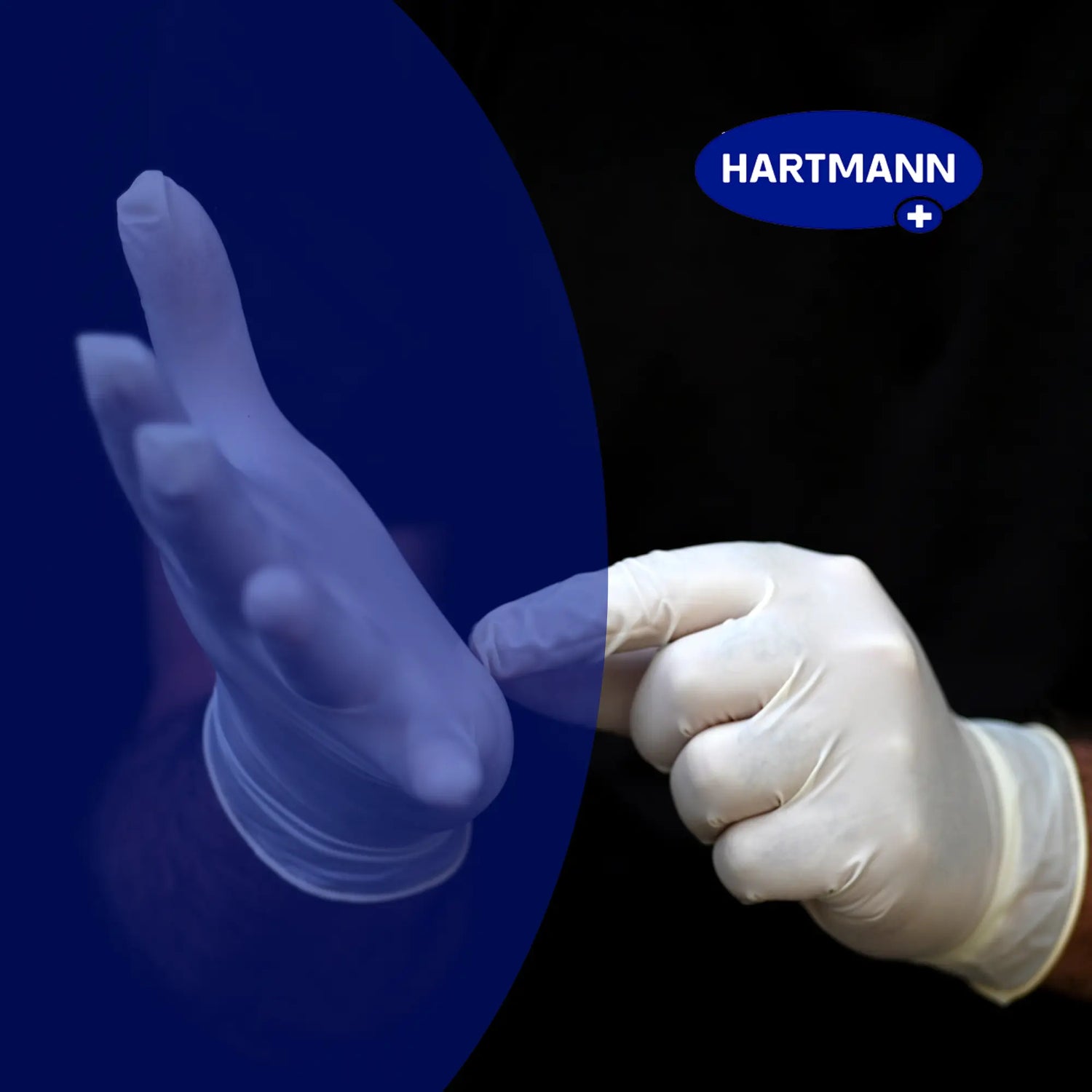 Person zieht sich einen weißen Einweghandschuh über die Hand – Symbol für hygienisches Arbeiten im medizinischen oder pflegerischen Bereich, mit HARTMANN-Logo oben rechts.
