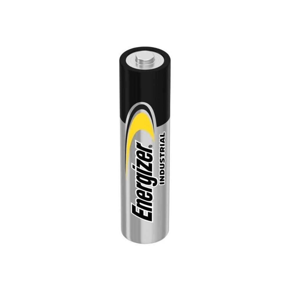 Pojedyncza bateria Energizer Industrial Alkaline EN92 LR03 AAA Micro z opakowania (10 sztuk) od Energizer Deutschland GmbH stoi pionowo. Ma czarno-srebrno-żółty design z nazwą marki „Energizer” i słowem „Industrial” pionowo z boku. Widoczny jest górny styk baterii o napięciu 1,5 V.