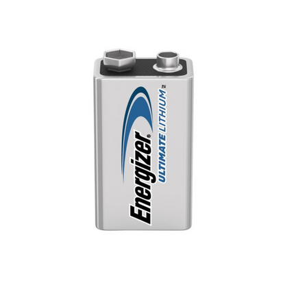 Zbliżenie na Energizer Ultimate Lithium E-Block 9V L522 | Opakowanie (10 sztuk) od Energizer Deutschland GmbH. Bateria jest srebrna z czarnym i niebieskim tekstem i stanowi trwałe źródło energii. Górna część baterii ma dwa złącza, jedno okrągłe i jedno sześciokątne.