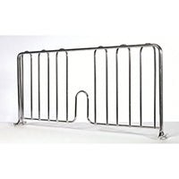 Metalowa barierka łóżkowa z pionowymi prętami i zakrzywionym wycięciem w dolnej części do wsparcia i zapobiegania upadkom, z płaskimi stopami, podobna do Novocal Fachteiler (wysokość 230 mm, długość 610 mm, 1 sztuka), od firmy Novocal.