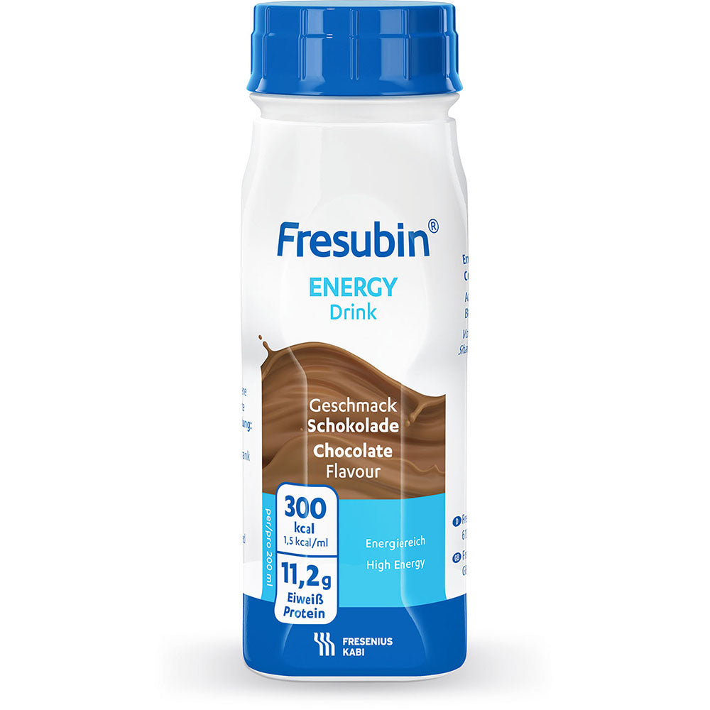 Eine Flasche Fresubin Energy Drink 200 ml von Fresenius Kabi Deutschland GmbH, Geschmacksrichtung Schokolade, ist mit Nährwertangaben - 300 kcal pro Flasche und 11,2 g Protein - versehen. Die weiße Flasche ist blau beschriftet und hat einen blauen Verschluss.