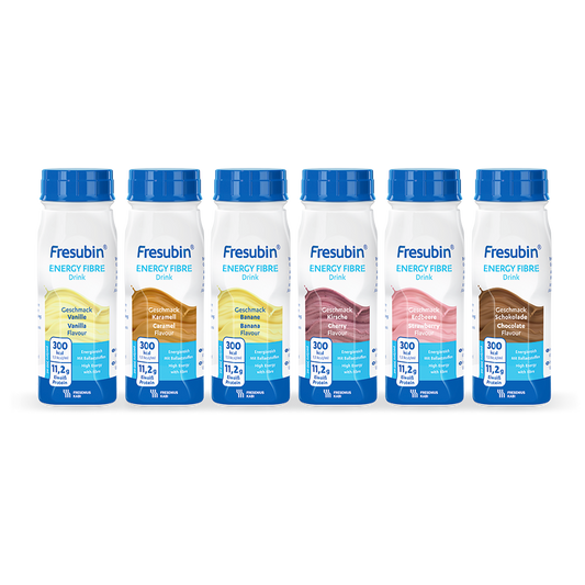 Sechs Flaschen Fresubin Energy Fibre Drink Mischkarton 200 ml der Fresenius Kabi Deutschland GmbH sind aufgereiht, jeweils mit blauem Verschluss und Etikett. Abgebildete Geschmacksrichtungen: Vanille, Karamell, Banane, Erdbeere, Schokolade und Cappuccino.