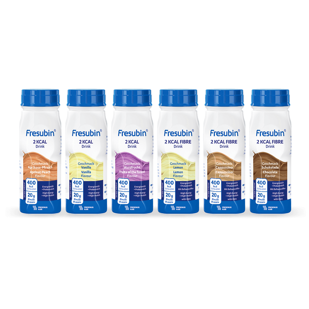 Fresubin 2 kcal/napój z błonnikiem, karton mieszany 200 ml (6-pak) od Fresenius Kabi Deutschland GmbH zawiera sześć smaków, każda butelka ma 400 kcal i 20 g białka, niebieskie zamknięcie/etykieta. Smaki: kawa, wanilia, owoc, cytryna, cappuccino, czekolada.