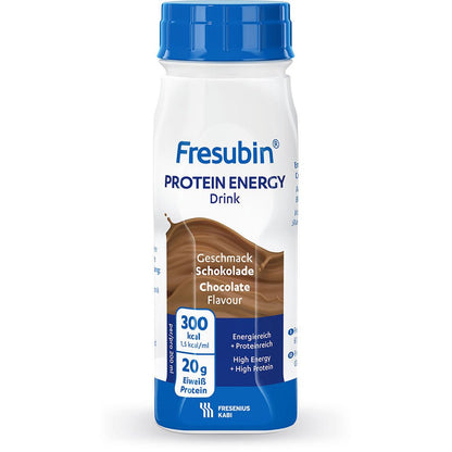 200 ml Fresubin Protein Energy Drink od Fresenius Kabi Deutschland GmbH o smaku czekoladowym dostarcza 300 kcal i 20 g białka na porcję. Przeważnie biała butelka jest ozdobiona niebieskimi akcentami i brązową grafiką Swirl.