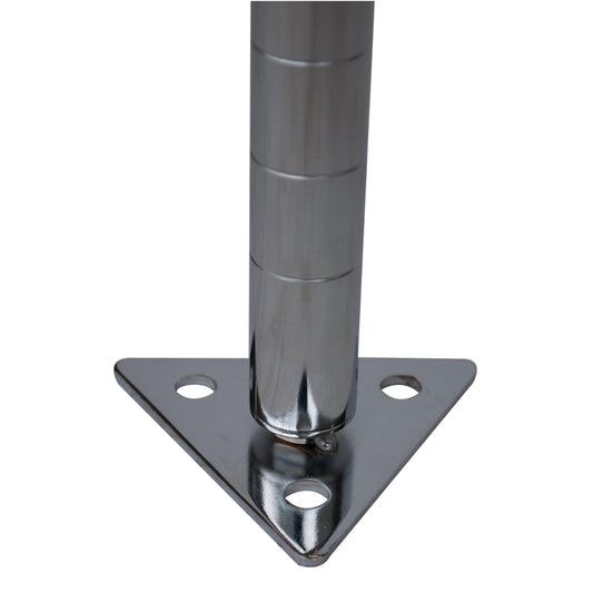 Nahaufnahme der Novocal Fußplatte - perfekt für die sichere Befestigung von Standregalen auf dem Boden. Das Bild zeigt Detailansichten der dreieckigen Basis mit drei Löchern, die als Einzelpackung (1 Stück) von Novocal geliefert wird.