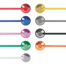 Dziewięć kolorowych kabli z okrągłymi wtyczkami, wolnych od lateksu i niklu, jest ułożonych w dwóch kolumnach na białym tle. Kolory – czerwony, żółty, niebieski, szary, różowy, czarny, zielony, pomarańczowy i biały – są tak samo wyraziste jak lakierowanie płaskiego stetoskopu modelu Siostra firmy Servoprax GmbH.