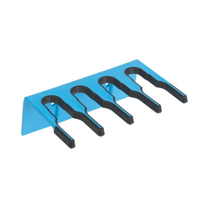 KUNSTSTOFF-GERÄTELEISTE 200x70x125 mm od Haug Bürsten KG to niebieski uchwyt ścienny z metalu z czterema czarnymi szczelinami w kształcie litery U do organizacji przedmiotów, takich jak kable lub narzędzia.