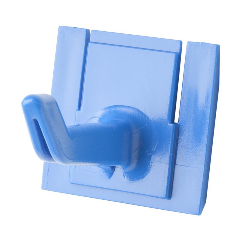 Haug Bürsten KG ERZAT-STIELHALTERUNG HAKEN 42X32X31MM, pasujący do ART.8699, to niebieski plastikowy hak ścienny z gładką, błyszczącą powierzchnią i pojedynczym zakrzywionym hakiem, idealny do montażu narzędzi lub jako uchwyt zamienny.