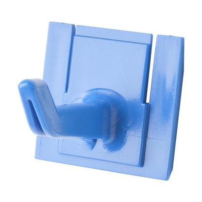 Haug Bürsten KG ERZAT-STIELHALTERUNG HAKEN 42X32X31MM, pasujący do ART.8699, to niebieski plastikowy hak ścienny z gładką, błyszczącą powierzchnią i pojedynczym zakrzywionym hakiem, idealny do montażu narzędzi lub jako uchwyt zamienny.