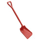 Ein SCHAUFEL KLEIN, EINTEILIG, PP (355x255x1050mm) von Haug Bürsten KG ist in Rot mit einer rechteckigen Schaufel und einem langen Stiel mit dreieckigem Griff vor weißem Hintergrund abgebildet.