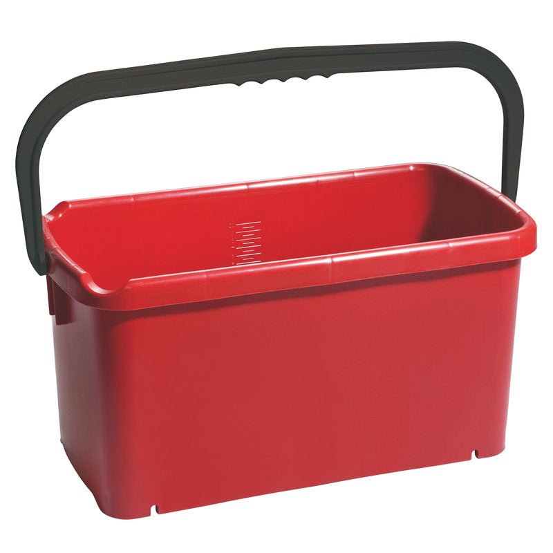 Wiadro, kwadratowe, PP od Haug Bürsten KG ma pojemność 20 L (480x235x230 mm), wykonane jest z czerwonego polipropylenu i ma dużą czarną rączkę. Wnętrze jest puste, boki są gładkie, a dno lekko zaokrąglone.