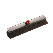 Der IN-UP GROßRAUMBESEN von Haug Bürsten KG verfügt über einen 400x60x60mm großen weichen Rosshaar/Polyester-Kopf mit dunklen Borsten, einen schwarzen Sockel und einen roten Winkelstecker zur einfachen Stielbefestigung - ideal für den Innenbereich Reinigung und empfindliche Bodenbeläge.