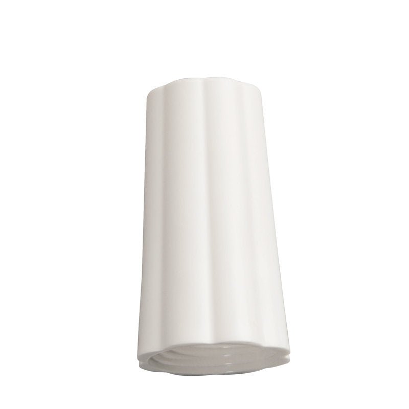 Biała, pionowo stojąca ceramiczna waza z subtelnymi rowkami, inspirowana designem NAKRĘTKI ZAKRYWAJĄCEJ NA ZEWNĄTRZ-ø 25MM BIAŁA 74Xø 42MM firmy Haug Bürsten KG, sfotografowana na prostym białym tle.