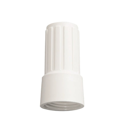Nakrętka nakręcana NA ADAPTER E1100019 od Haug Bürsten KG to biały łącznik z tworzywa sztucznego z pionowymi rowkami, stojący pionowo na prostym białym tle, idealny do tworzenia solidnego połączenia.