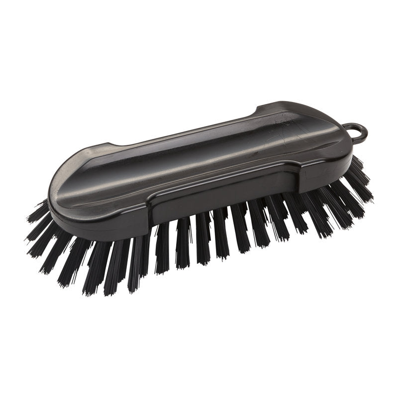 Szczotka do prania OKRĄGŁA, TWARDA 205x65x30mm od Haug Bürsten KG ma czarny stabilny plastikowy uchwyt z twardym włosiem do efektywnego czyszczenia. Kątowe włosie usuwa brud bez wysiłku, a uchwyt ma pętlę do zawieszania. Przedstawiona na białym tle.