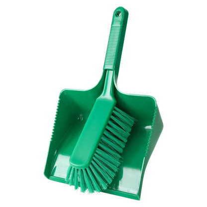 Haug Bürsten KG KEHRGARNITUR, PBT ZAMKNIĘTE ø 0,25MM MIĘKKIE (350x222x110mm) to zielony zestaw z plastikową szufelką i dopasowaną szczotką, która pasuje do środka. Oba mają strukturalne uchwyty dla łatwej obsługi.