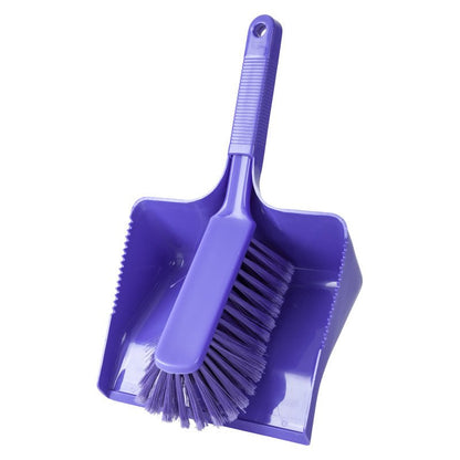 ZESTAW DO ZAMIATANIA, MIĘKKI, 350MM firmy Haug Bürsten KG to fioletowy zestaw z tworzywa sztucznego z 350mm szufelką i pasującym pędzlem. Szczotka znajduje się w szufelce, uchwyt leży na trzonku szufelki, a miękkie włosie skierowane jest w dół.