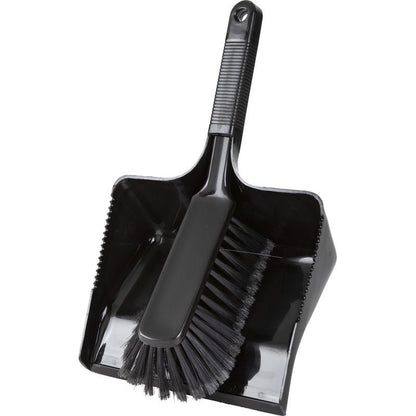 ZESTAW DO ZAMIATANIA, MIĘKKI, 350MM firmy Haug Bürsten KG to czarny zestaw z tworzywa sztucznego z pasującą ręczną miotłą z miękkim włosiem, teksturowanym uchwytem z otworem do zawieszenia, i idealnie pasuje do szufelki.